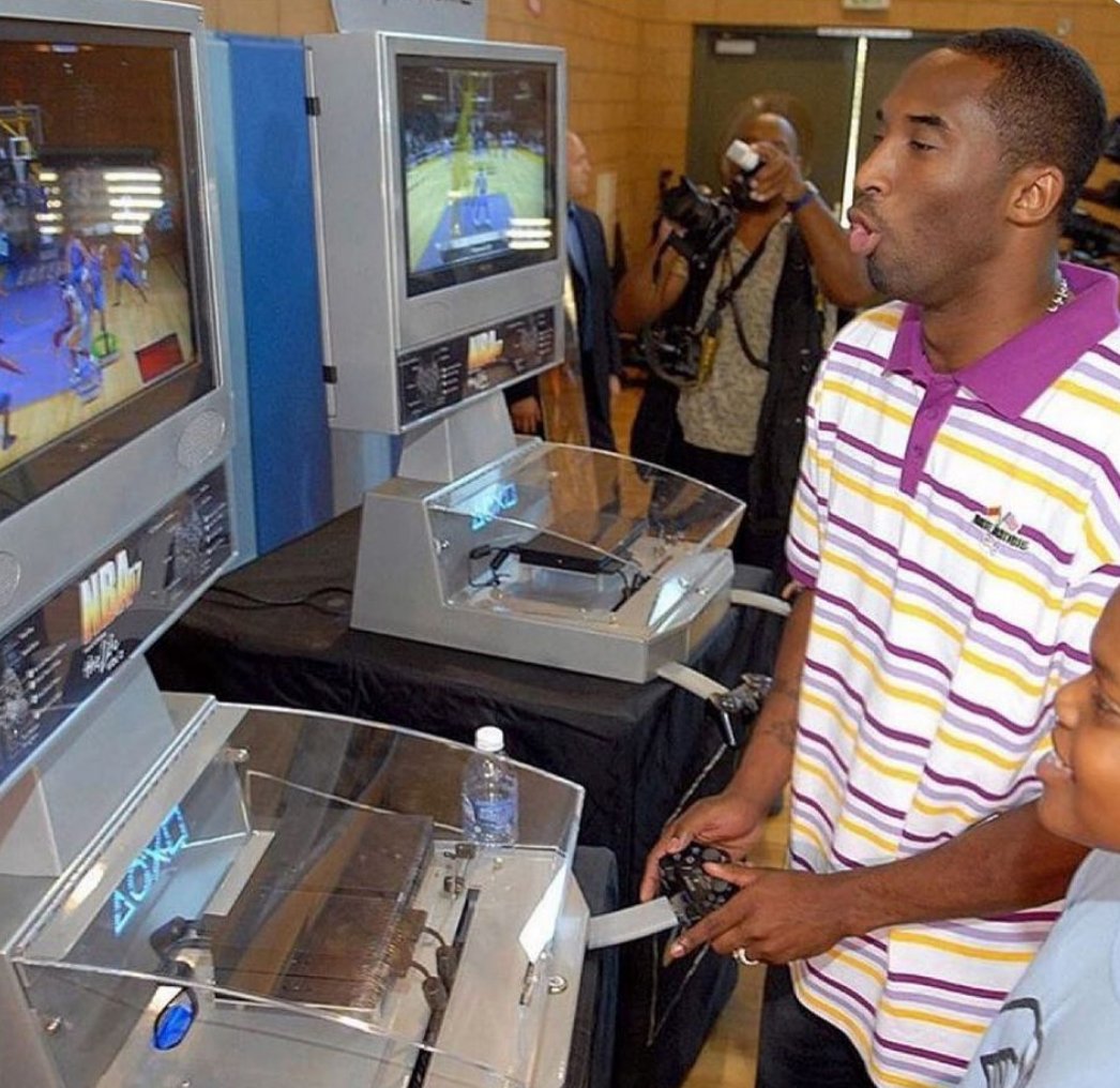 CauseWereGuys's tweet photo. Me at Walmart in 2007 https://t.co/FNy1j8zB4M