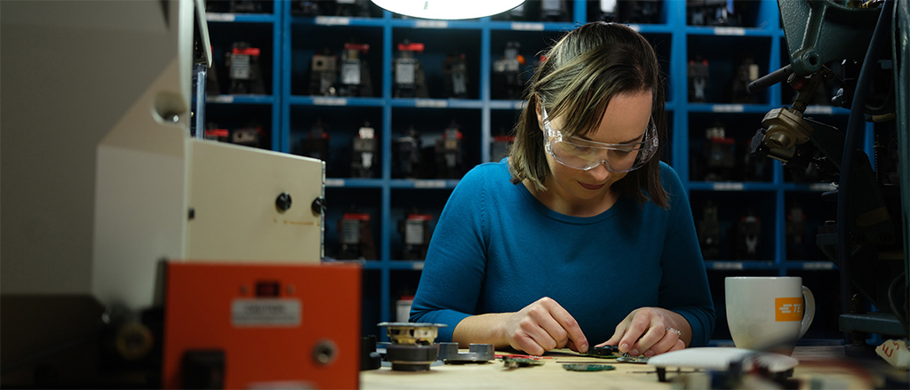 MachineDesign's tweet photo. The machines used to build today’s increasingly connected devices, equipment, and vehicles need to be just as intelligent as the end products themselves. This white paper explores key trends and insights to designing more reliable machinery applications. https://t.co/y2MmJChQi2 https://t.co/wexmdjS9uV