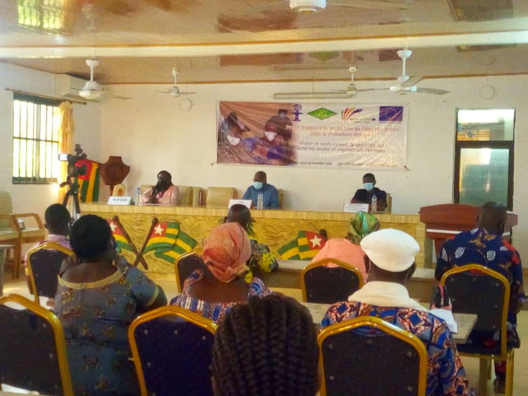 CosolPg's tweet photo. #ProCEMA: la cérémonie d’ouverture de l’atelier de renforcement de capacités des autorités locales et organisations féminines a eu lieu en ce jour dans la salle de la mairie de la commune Lacs1 à Aného (localité située à 47km de Lomé).Il est organisé par les ONG #GF2D et #COSOLPG https://t.co/97iLesA4pO