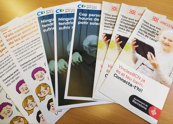 Des del Casal de Gent Gran Casa Nostra seguim repartint carpetes amb material per poder treballar els tallers des de🏡.
👉Ara, també trobareu informació sobre serveis i entitats que lluiten contra soledat no volguda en persones grans! 
#StopSoledat #Radars #Vincles #AmicsGentGran