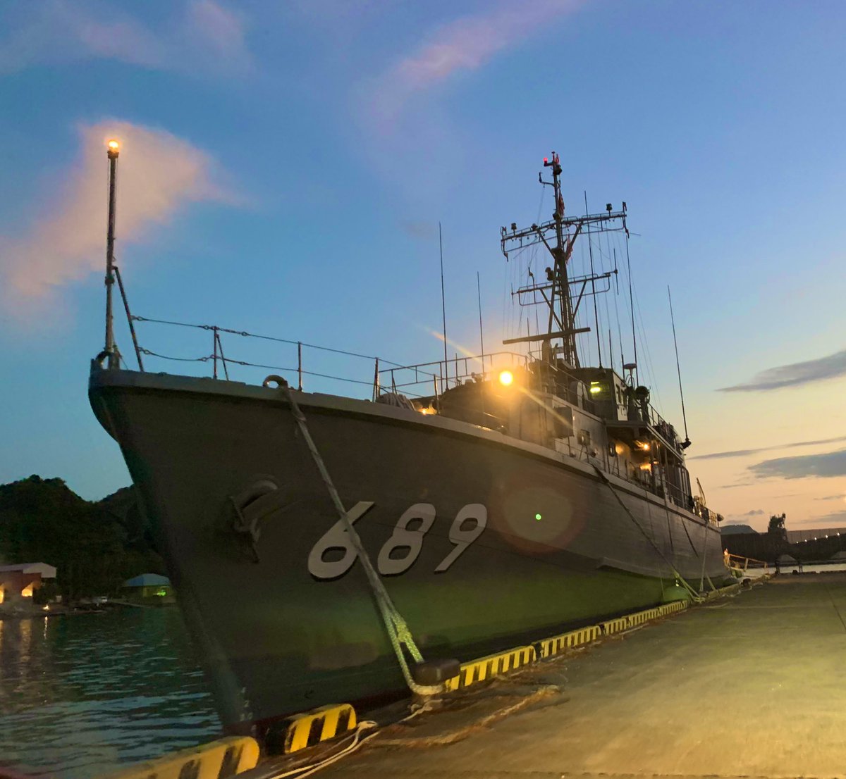 chiyomaring's tweet photo. 日没色さいっきょ、かっこよ☺️
#海上自衛隊 #掃海艇あおしま #MSC689 https://t.co/I1l7ZHQ1Ce