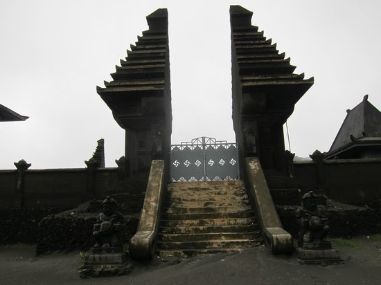 NasifNeamul's tweet photo. When we walk around a land we always get a knowledge of culture of the community through the architectural representation.
In East Java we can see many wall art on Temples or vintages buildings. Also the style of architecture gives a clear knowledge of culture too.
So beautiful! https://t.co/7dJ1K0uH9b