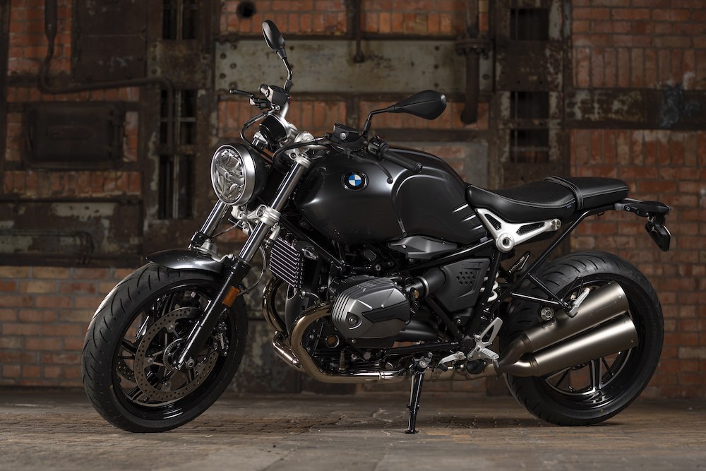 DriversEcuador's tweet photo. #BMWMotorrad presentó la #RnineT que combina el diseño de una motocicleta clásica y la tecnología moderna con una excelente artesanía y una amplia gama de opciones para personalizarlo. 👉🏼 https://t.co/3n3FFPdt1e
#BMW #Motos #Motorrad #NineT #DriversEc https://t.co/KaCqq4gkjk