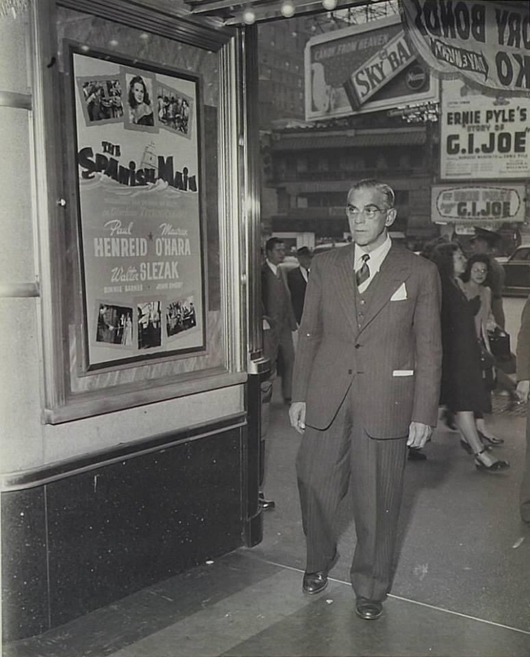 Birthday remembrance to the wonderful Boris Karloff! He and my father would have coffee & tea and discuss art, literature & “The Biz”..a lovely gentleman. I love this photo of Boris checking out THE SPANISH MAIN poster. #BorisKarloff #PaulHenreid #HollywoodStories #classic