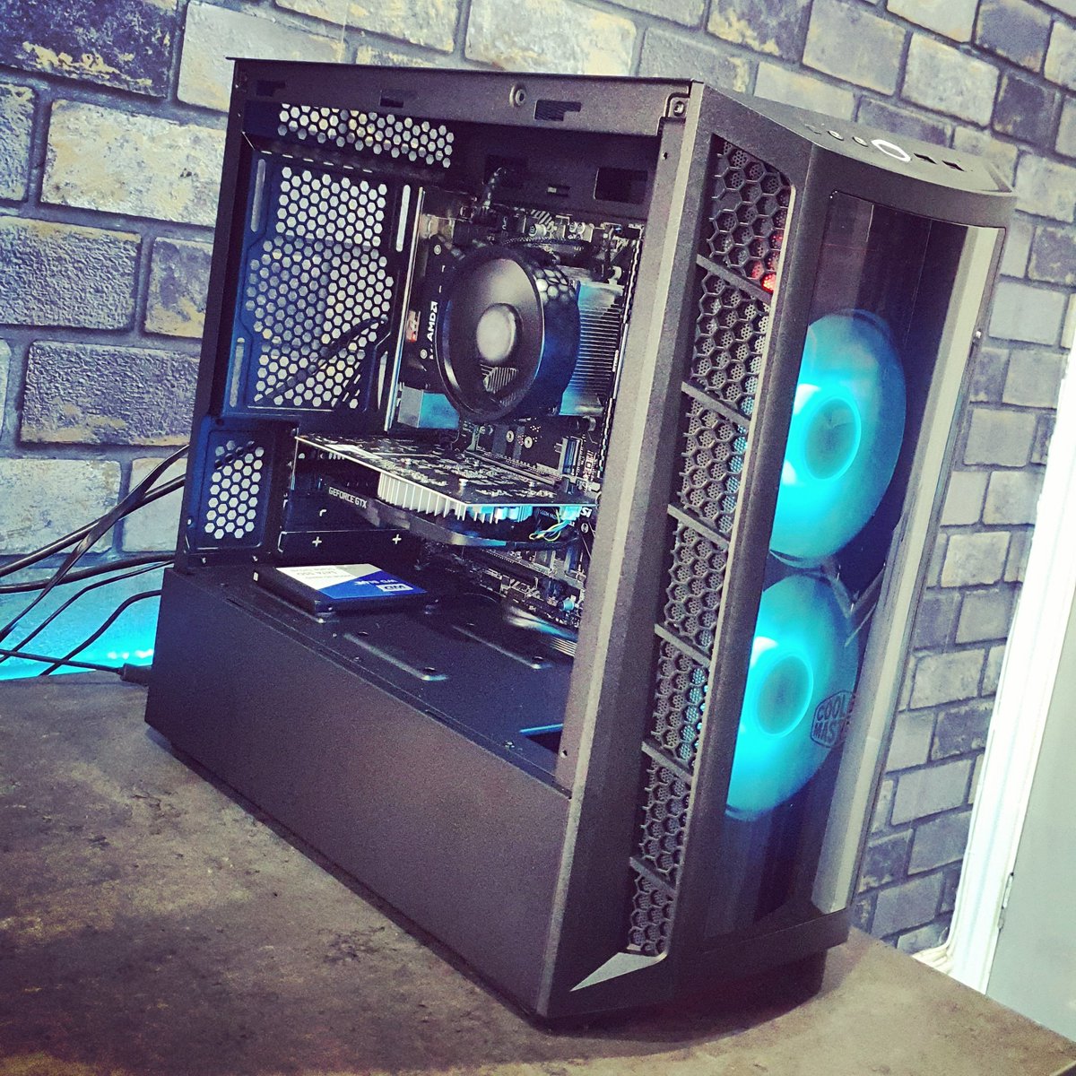 NETech2020's tweet photo. The £550 #budgetgamingpc is complete and ready to go to it's new home. I'm sure the young lad who this is intended for will love playing #fortnite at 100fps plus on it. If you want a new gaming PC, drop me a DM I can build them to your budget/specifications. https://t.co/tDPcwJ3jca