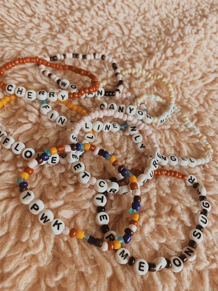 entrehilosve_'s tweet photo. #AMAs #LouisTomlinson #NiallHoran #harrystyles #cherry #woman #she #golden #fineline #heyangel #canyonmoon #SUNFLOWER #falling #onedirection #TPWK #sweetcreature https://t.co/DcDdTg5LLx
