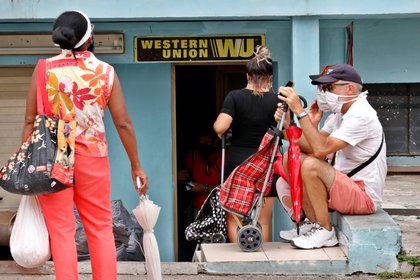CuteleSur's tweet photo. Desde este 23 de nov. la compañía norteamericana Western Union concluirá la entrega de remesas en #Cuba debido a las medidas que anunciara el Gobierno de #EEUU desde el pasado mes de octubre para impedir la entrada de divisas a la isla caribeña @teleSURtv https://t.co/30Bh9mGPfU