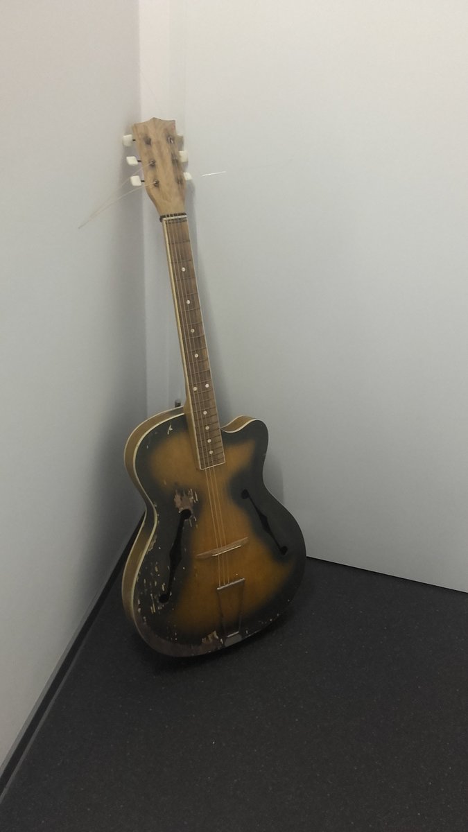 Alexiphophore's tweet image. Partir en erasmus en Pologne pour finalement chiner des guitare vintage. Si quelqu'un a des infos sur la marque Polonaise "defil" dites moi. Apparemment celle la date de 1969. #guitar #defil