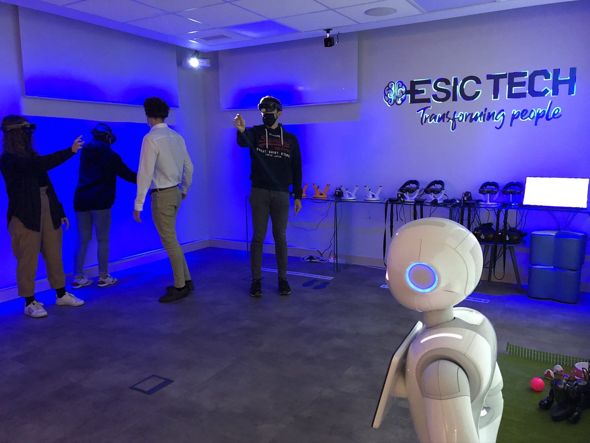 ESIC_University's tweet photo. 🤖Que no te lo cuenten, ¡descúbrelo en #ESITECH!
#FelizDíaDeLaRealidadVirtual https://t.co/nTxtQ7PxSZ