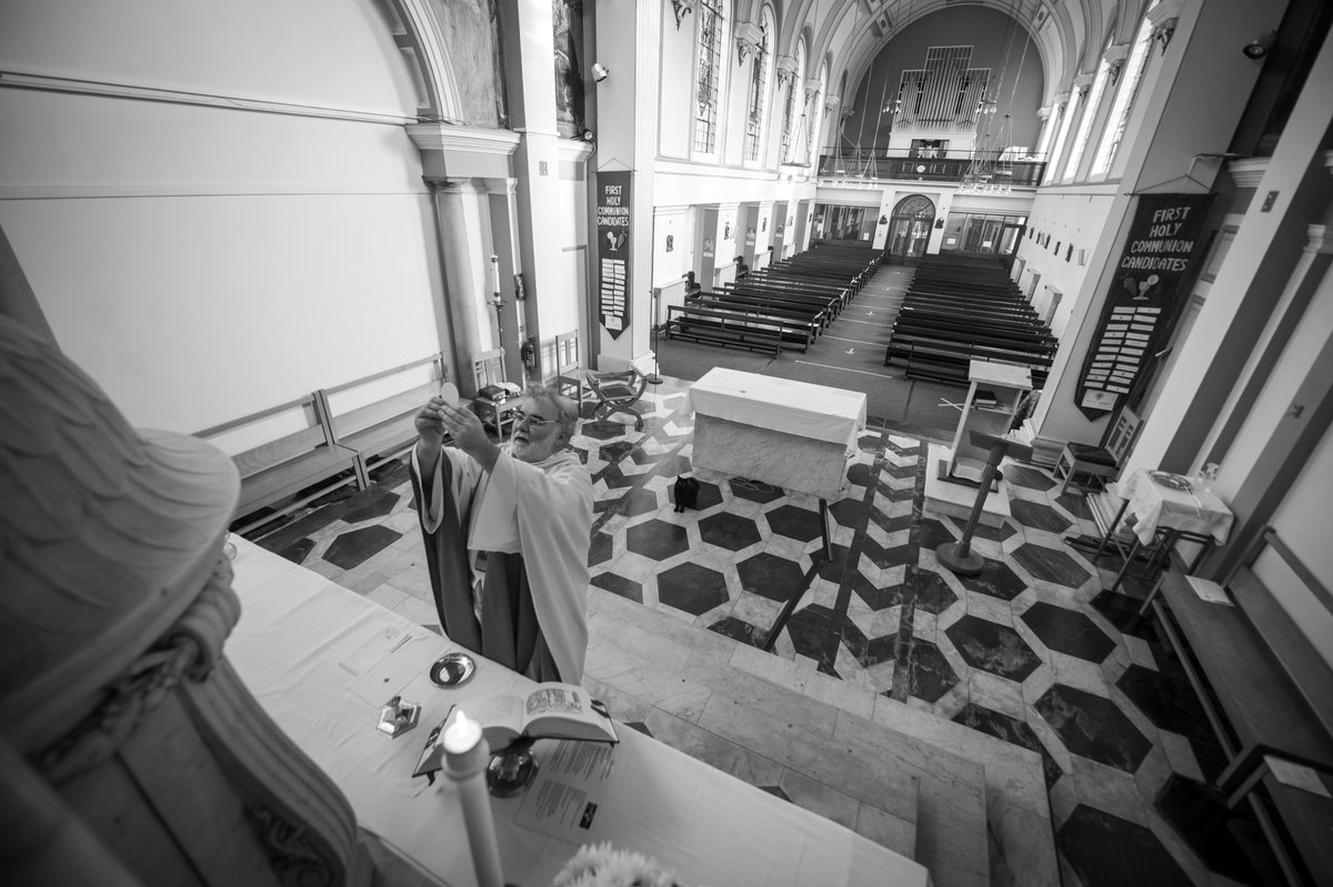 St Pius  #lockdown2  #COVID19  #faithinlockdown  #28days  #28daysoflockdown spot the  #cat in this Church