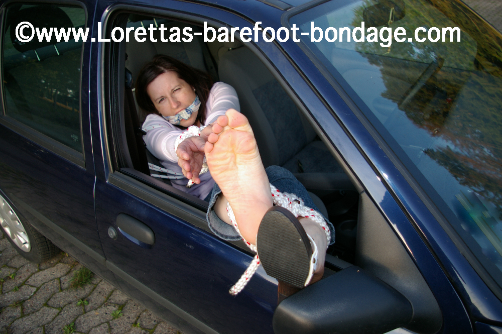 DeLoretta82's tweet photo. I was #kidnapped and #tied up in a car!  The guy want ti #worship and #tickle my  #Barefoot #Feet, #Soles, #Toesbound,  #Bondage, #Barefoot,#footfetish, #FootLover #Footjob #FootLover #Blowjob : https://t.co/TlQpRg31pz https://t.co/FXjg8Gvbtx
