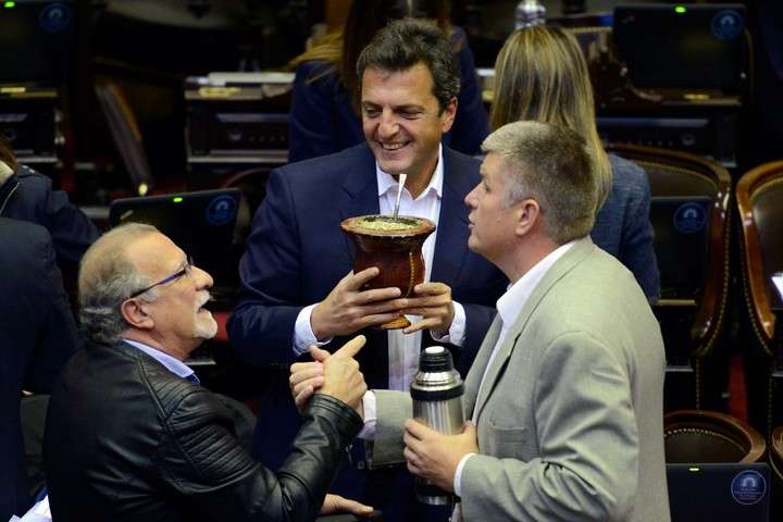 Silviachevriau1's tweet photo. @JulioBaigorri13 @Cleptocracia20 No es que no hay plata?? No era más fácil que cada uno llevará su mate? Y su yerba porque hasta eso pagamos todos !! #COMOROBAN
#NSB
#GobiernoDeMafiosos https://t.co/xnCAir2nIM