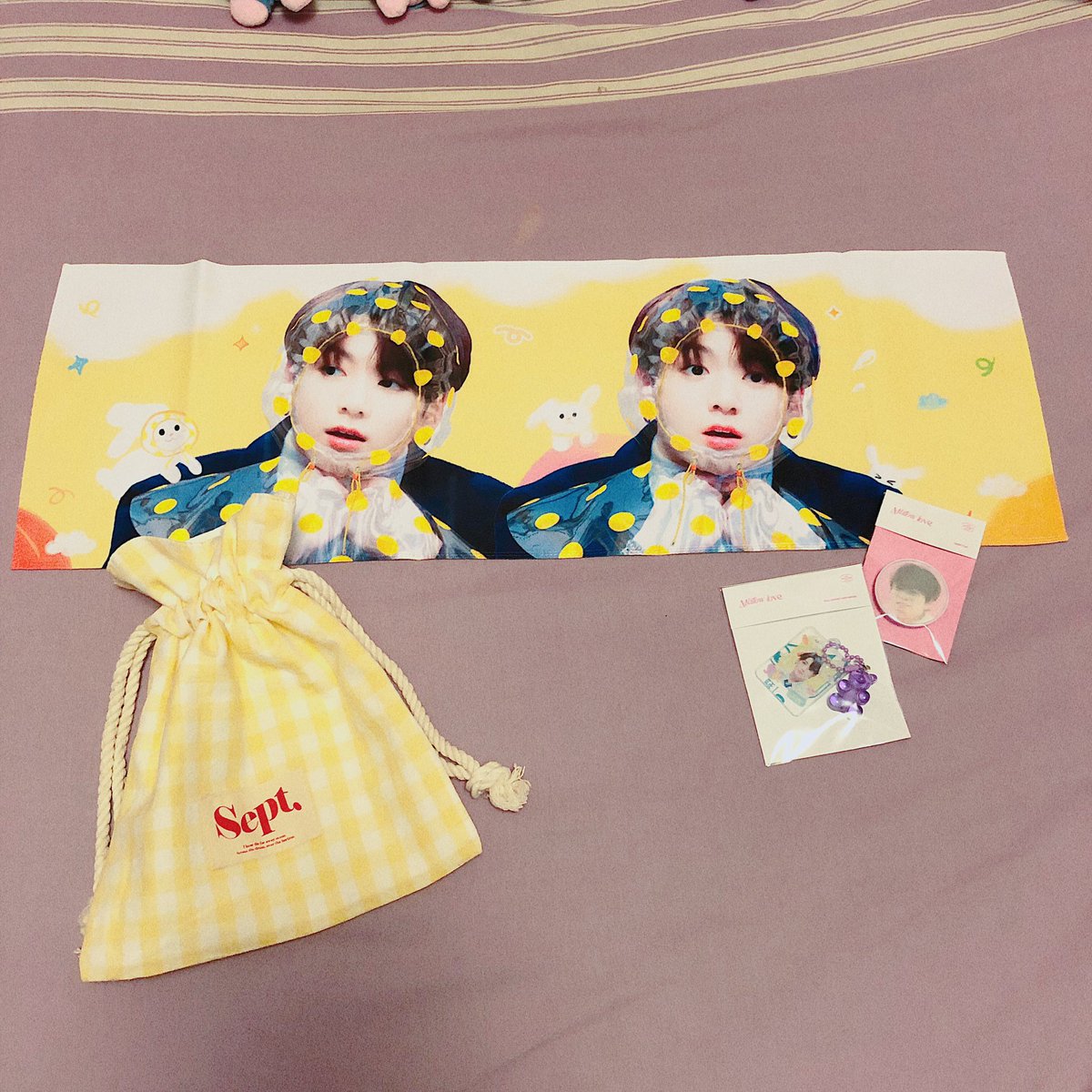 army_taiwan's tweet photo. 💫𝙈𝙚𝙡𝙡𝙤𝙬 𝙡𝙤𝙫𝙚 展週���
嗚嗚小黃袋的設計完全在我的點上
（可是超怕它髒感覺也不敢用....
小黃傘濾鏡手幅超可可
還有紫色Gummy bear和小小國手機支架都QQ

@midnight_tr 謝謝代購🌟
@meltingon_ Thx for the yellow cute kook🌟 https://t.co/owwTgH9aNn