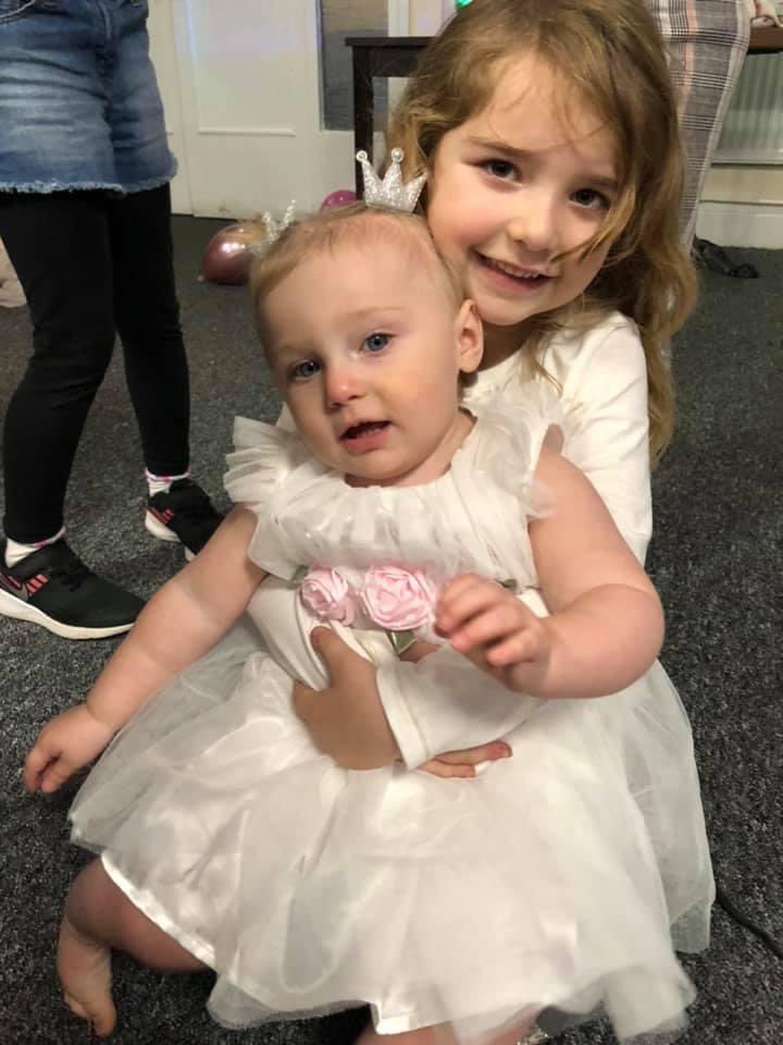 dobbinlloyd's tweet photo. My beautiful granddaughters #lilliemay #dollyrose 💕 https://t.co/Q5ZGKoQb6M