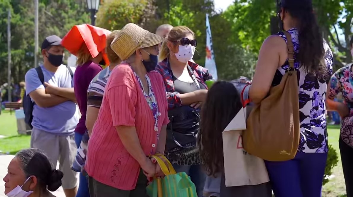 jorrjuarez's tweet photo. Jugaron con la crisis y la pobreza de más de 1500 personas en la plaza 12 de Octubre para llevarse una bolsa de mercadería rota y tirada en el piso. Abuelos, abuelas y chicos descuidados por la falta de criterio, que tuvo el único objetivo de amontonar gente para hacerse ver. https://t.co/vca2juyNf5