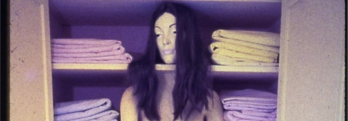 dissenyhub's tweet photo. ♀️ Demà la @filmotecacat projecta #Womanhouse de Johanna Demetrakas, peça clau de les pràctiques artístiques feministes dels 70 als EUA, pensant el museu com a espai d’emancipació sexual i política.
👉 Presenta @MartaVergonyosC, directora @LaBonne_CCDFB. https://t.co/ZmnUKMPBwz https://t.co/wAsDbiX3ue