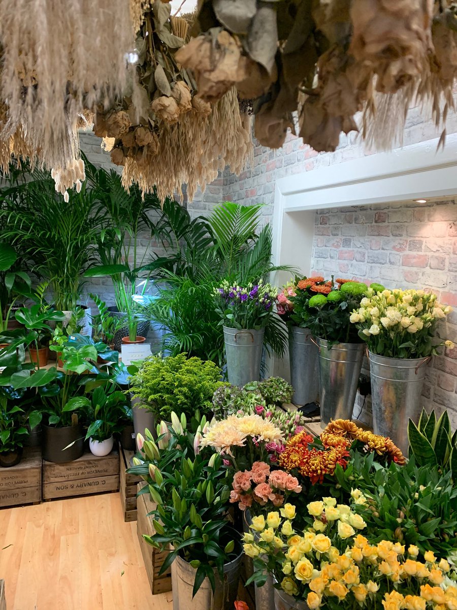 Brighten up someone else’s day - flowers aren’t just for a special occasion. Whether you choose to order a flower box subscription or a custom designer bouquet, our shop in Urmston is open for all click &amp; collect orders. 💐🌸❤️

#ixiaflowersuk #flowerboxes #kindness