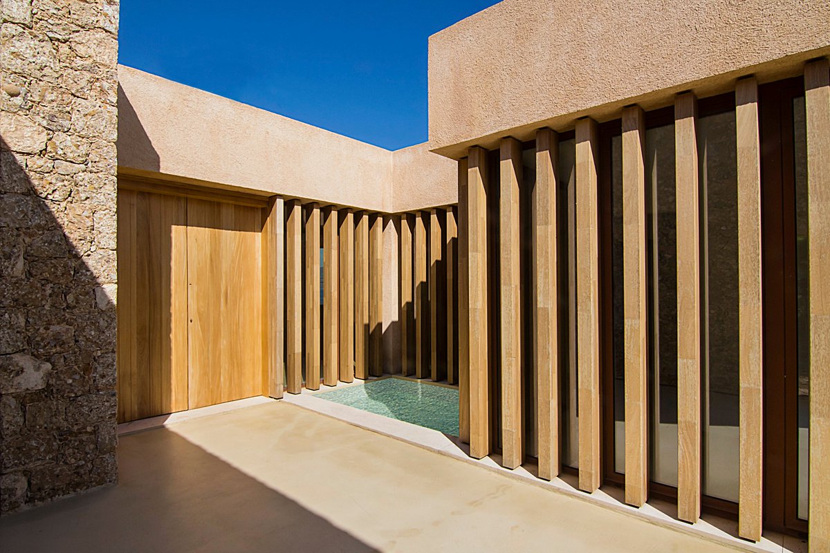 BC_EstudioArch's tweet photo. Debido a la topografía, y con el fin de maximizar las vistas y la mejor orientación, este casa familiar situada a dos horas de #Atenas se distribuyó para proporcionar la luz solar adecuada mediante el uso de patios e iluminación de techo.
#ArquitecturaIntegrada #JavierBarba https://t.co/56lUK3k09d