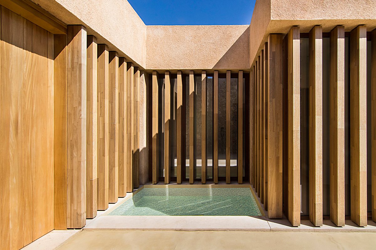 BC_EstudioArch's tweet photo. Debido a la topografía, y con el fin de maximizar las vistas y la mejor orientación, este casa familiar situada a dos horas de #Atenas se distribuyó para proporcionar la luz solar adecuada mediante el uso de patios e iluminación de techo.
#ArquitecturaIntegrada #JavierBarba https://t.co/56lUK3k09d