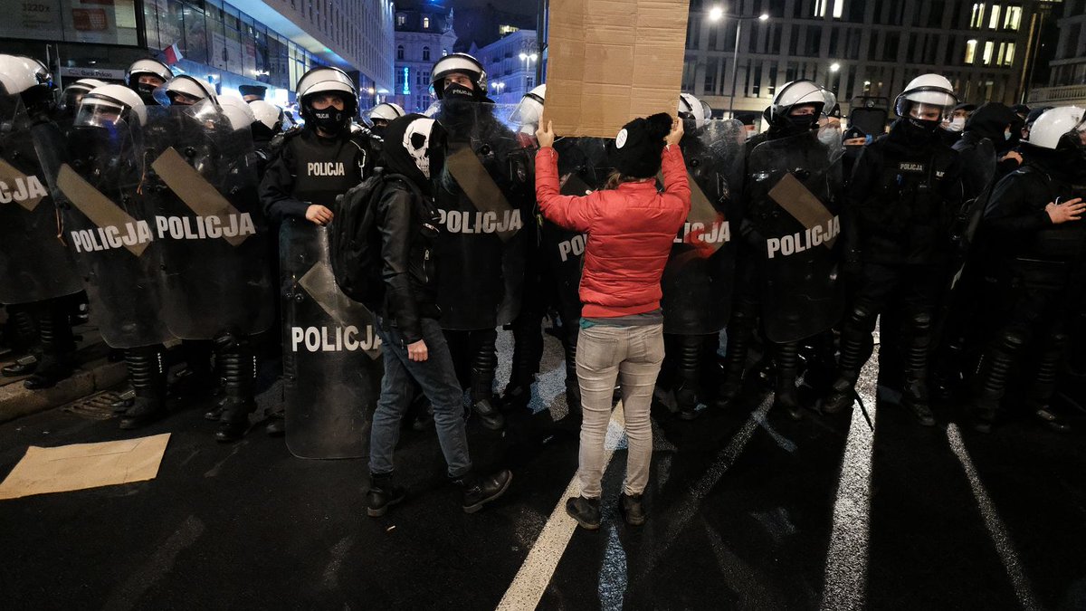 Radio TOK FM (@Radio_TOK_FM) on Twitter photo 2020-11-23 15:53:03 Przez godzinę patrzyła policjantowi w oczy. Jego koledzy mnie wyśmiewali. A ja mówiłam, że mu współczuję dlvr.it/RmGMKK Przez godzinę patrzyła policjantowi w oczy. Jego koledzy mnie wyśmiewali. A ja mówiłam, że mu współczuję dlvr.it/RmGMKK