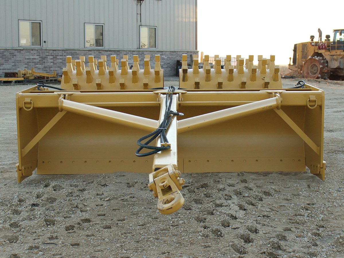 JJScheckel's tweet photo. You will never buy a regular #sheepsfoot roller again, every dirt fill needs one of these! 
Here are the #Holmes Padfoot Rollerblades with rear tire kit included! Use as a box blade, a compactor, and lift up on the rubber tires for crossing concrete. 
These are Iowa-made $44,800 https://t.co/vvrf0QeBo6