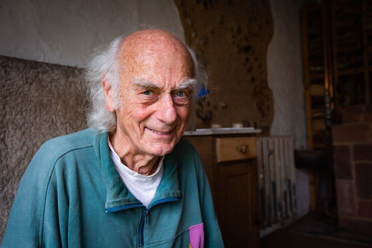 Stadtwurzel's tweet photo. Warum ein #nachhaltiges Leben ein Abenteuer sein kann. Christfried Lenz (77) hat ein baufälliges Haus in der Altmark gekauft und bewohnbar gemacht. Er #versorgt sich selbst mit Strom, Wärme und teilweise auch mit Essen. https://t.co/QhbYi0bvcL https://t.co/MAvktRxDMX