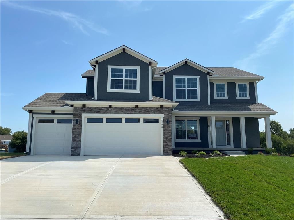 SummitHomesKC's tweet photo. How pretty is this Charlson plan in Reserve at Ravenwood?! It's 100% complete - move right in, just in time for the holidays. https://t.co/6IpBFpINpl https://t.co/cr03VYNLte