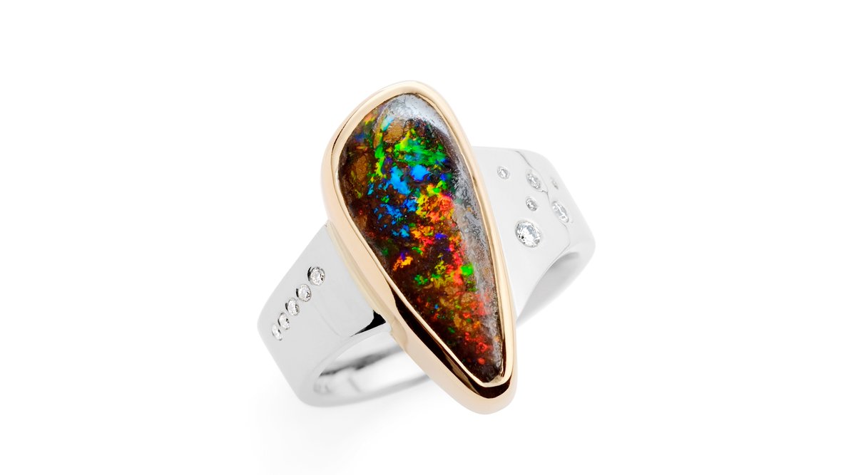 A whole world of colour in this stunning opal...Happy Monday! 

#opaldream #gemstonejewellery #jewellerylover #jewelleryaddict #jewellerydesign #uniquejewellery #bespokejewellery #christmasideas2020 #ringoftheday #jewelryartist #jewelrydesigner #jewelrylove