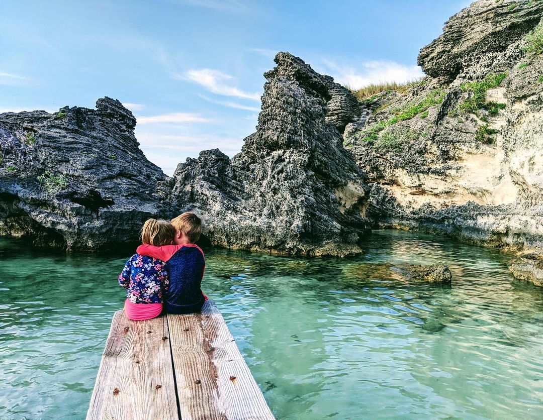 Bermuda's tweet photo. Spending time with loved ones takes on a new meaning out here. Here's why you should book your next family getaway: 

👪 Make new memories
🏝️ Reset and recharge
✏️ Explore and learn safely and responsibly

#GoToBermuda. #BermudaIsSafe
📷: @emilie.bda https://t.co/TyGgAGDswQ