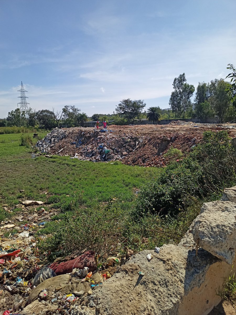 kirantn's tweet photo. @BBMPCOMM @DKSureshINC @BBMPSWMSplComm @BBMPSWMJtComm @karnatakaspcb sewage water from Rayasandra is directly let into lake, STP water of near by apts are getting dumped into lake bed..street light are removed and all action happens at night time.where is the governance.GundaRaj! https://t.co/MUJyzUPXxr