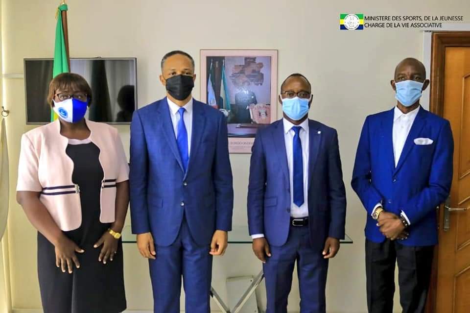 Le ministre des #Sports, <a href="/FrankNguema/">Frank Nguema</a> a reçu ce jour #Jean_Fernand_BIDONA, le président du Club de Foot⚽️ #Bouenguidi_Sports, le vainqueur du championnat D1 (2019-2020).
Il lui a remit une quittance de 80 millions de FCFA correspond à sa prime de champion.<a href="/PresidentABO/">Ali Bongo Ondimba</a> <a href="/RFIsports/">RFI – Sports</a>