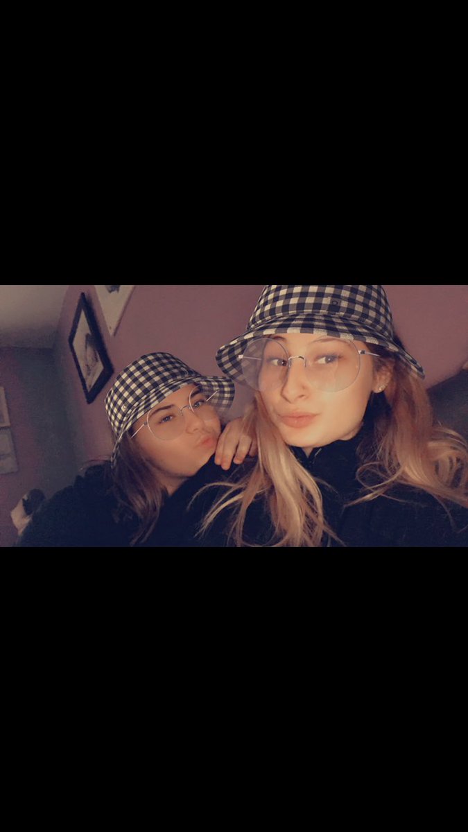 mareva_prcr's tweet photo. c’est juste pour montrer la plus belle partie de moi, mon plus bel amour et je l’espère celui de ma vie!
je l’aime beaucoup cette jolie madame 🖤❄️ https://t.co/nAJu5CJ6qP