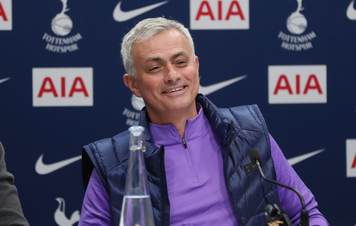 AtaqueFutbolero's tweet photo. Post-partido, un periodista le dijo a Mourinho, en rueda de prensa, que el Manchester City terminó el partido con el 70% de posesión del balón. ¿Su respuesta? A su estilo.

"Pueden llevarse el balón a casa si quieren, yo me llevo los 3 puntos". https://t.co/JYAWbE9X1s