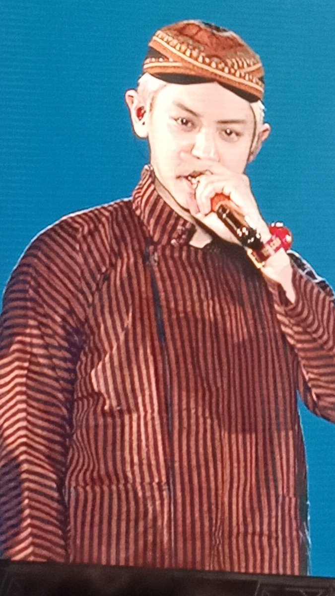 phiafira's tweet photo. Kelakuan bias bobrok selama #EXplOrationinJKT
✅Goleran di sofa rasa dirumah
✅Pake topi dari nuna kw @ranyandari plus tas plus jam tangan iron man macem anak TK
✅Pake blankon macem iklan OSKADON pancen oye
✅Jadi MC dadakan selama konser
#CHANYEOL #alwayswithexo @weareoneEXO https://t.co/OX72d9B44A