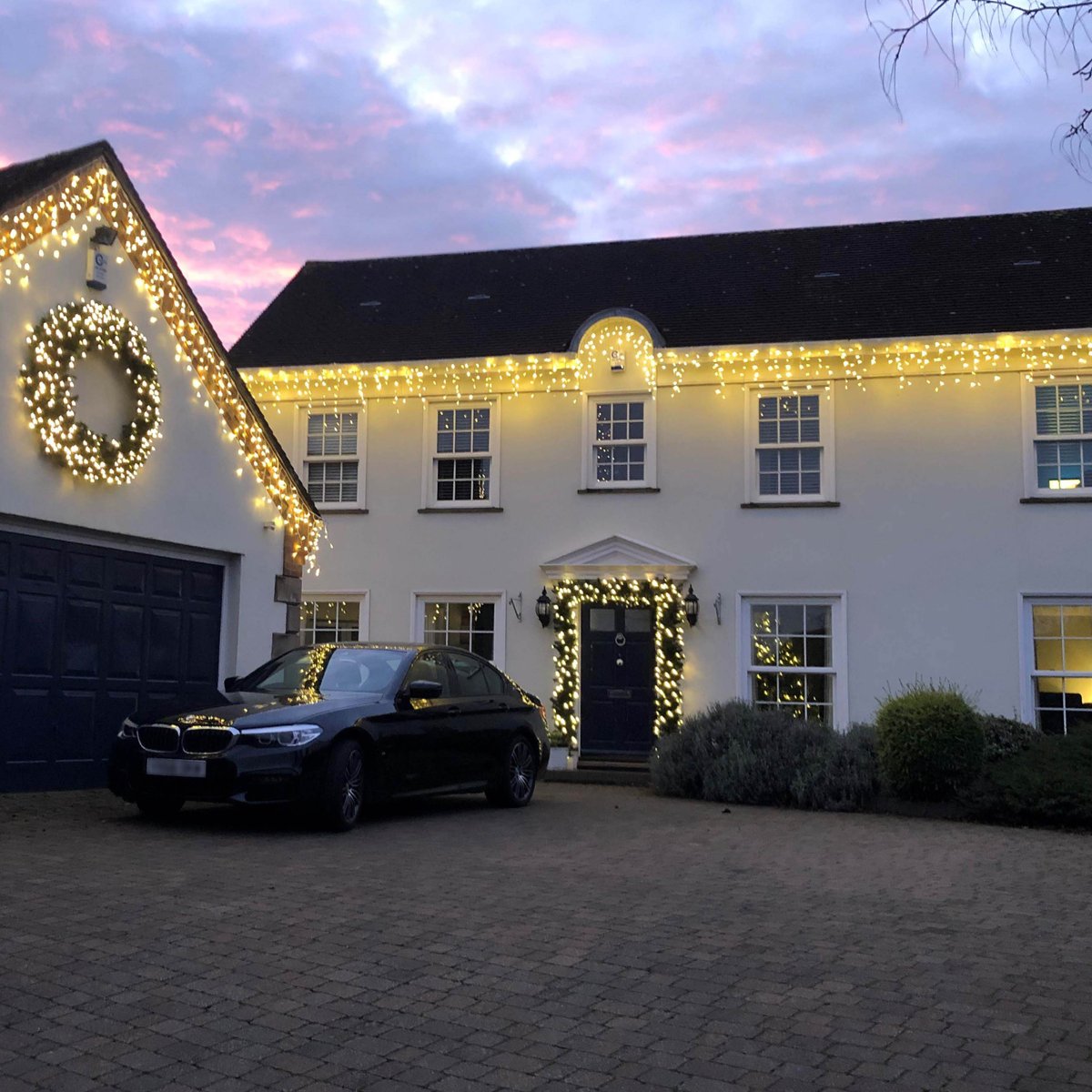 LetItGlowLtd's tweet photo. Doesn’t this house look like it has come straight out of a Christmas story?! 😍💫

A beautiful home complete with our Icicle lights, oversized wreath and door garland.🌟

Contact:
richard@thechristmasdecorators.com

#makechristmasmemorable #makememories #Bath #Bristol #SouthWest https://t.co/3x6tCPFuPJ