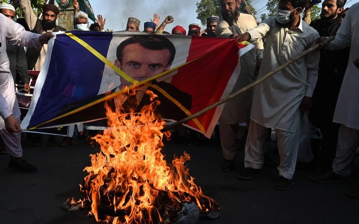 alexdelvalle3's tweet photo. 🔴 En comparant #Macron à un nazi, le #Pakistan s’inscrit dans cette logique culpabilisante islamiste promue par le néo-sultan #Erdogan et les « coupeurs de langue ». Ils savent que le « reductio ad hitlerum » est redoutable en Occident ! #StopCulpabilisation https://t.co/UtQuiJ7pXu