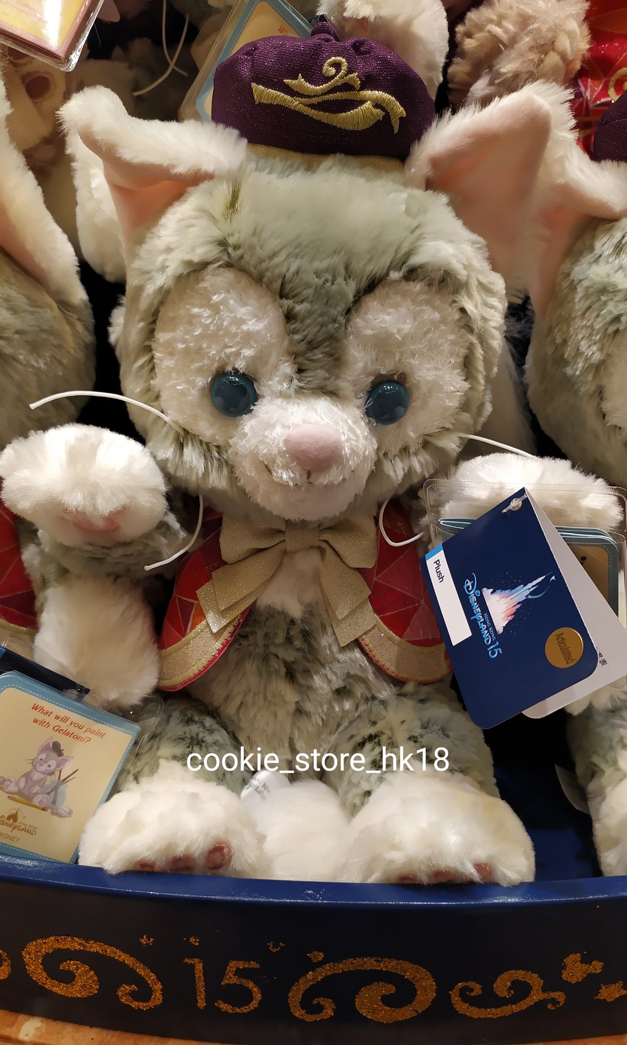香港ディズニーグッズ代行 クッキーストア 15周年記念ぬいぐるみです シェリーメイ オルくん ダッフィー ジェラトーニ各4 900円です 複数ご購入で割引あります 可愛い子を選んできます 香港ディズニー 15周年 オルくん