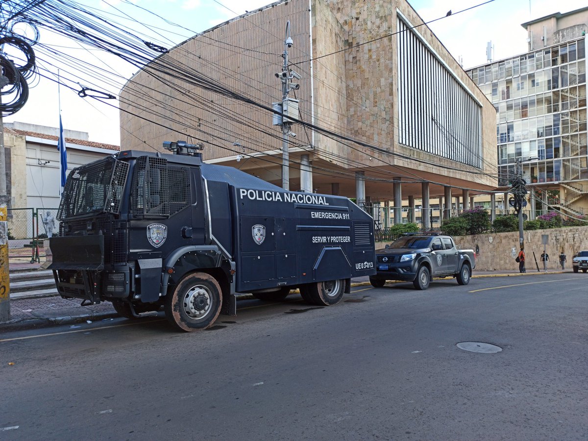 Yesterday, I was walking in my nation's capital and as protests take place in Guatemala. My gov was getting ready just in case by putting this huge anti protest or riot control truck. I don't even know how to call it.  #honduras  #HND  #tgu  #miteguz