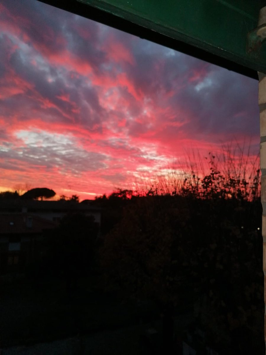 EliStasi's tweet photo. Perché infine tutti guardiamo lo stesso cielo ❤buon pomeriggio https://t.co/7U49UDft37
