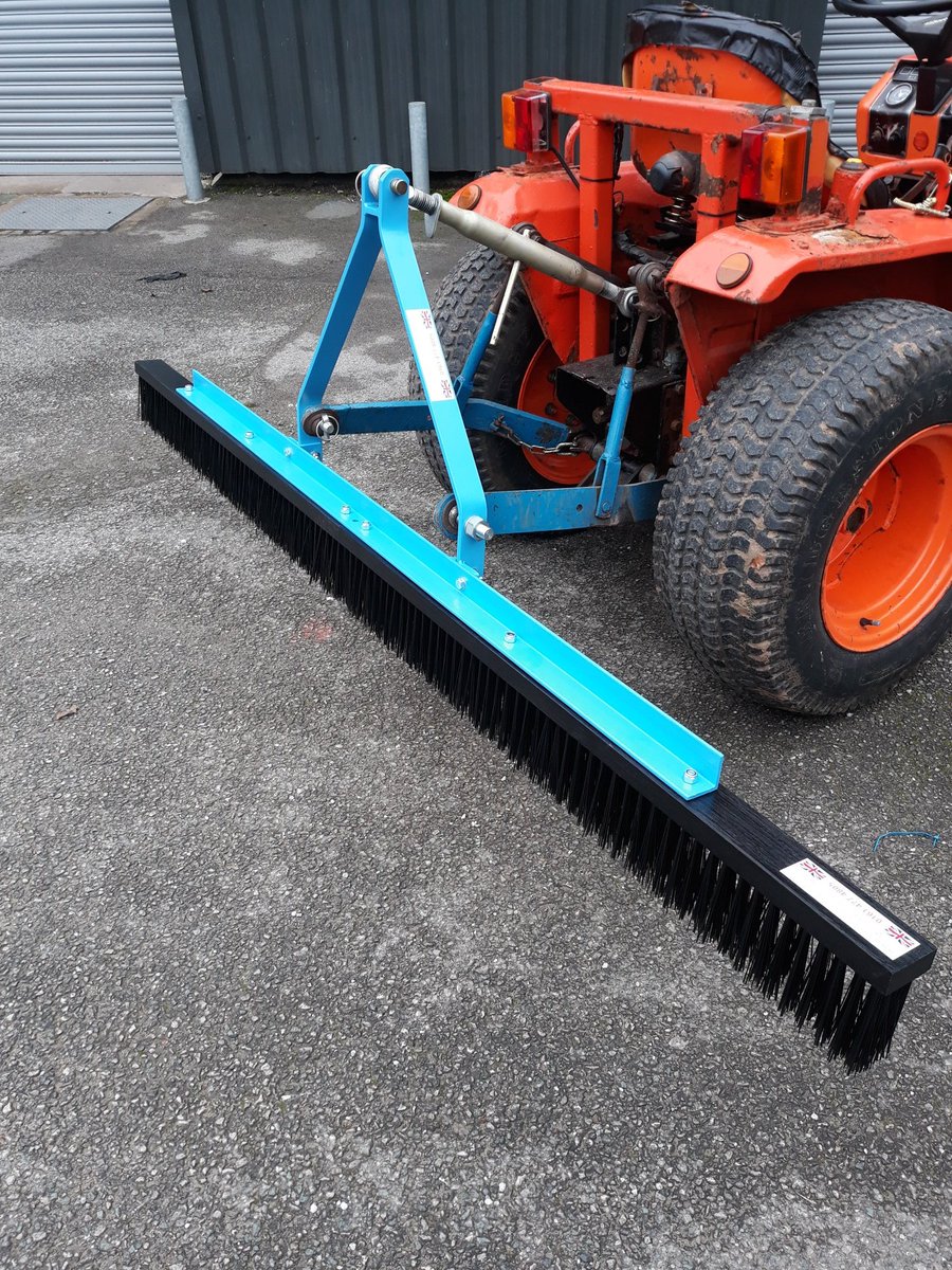 BrushesNwltd's tweet photo. Packed and sent today , a 8ft wide frame for brushing the worm casts, removing the dew for a quicker dry out. #keeponbrushing 🌱🌱 https://t.co/AUP83uGFdD