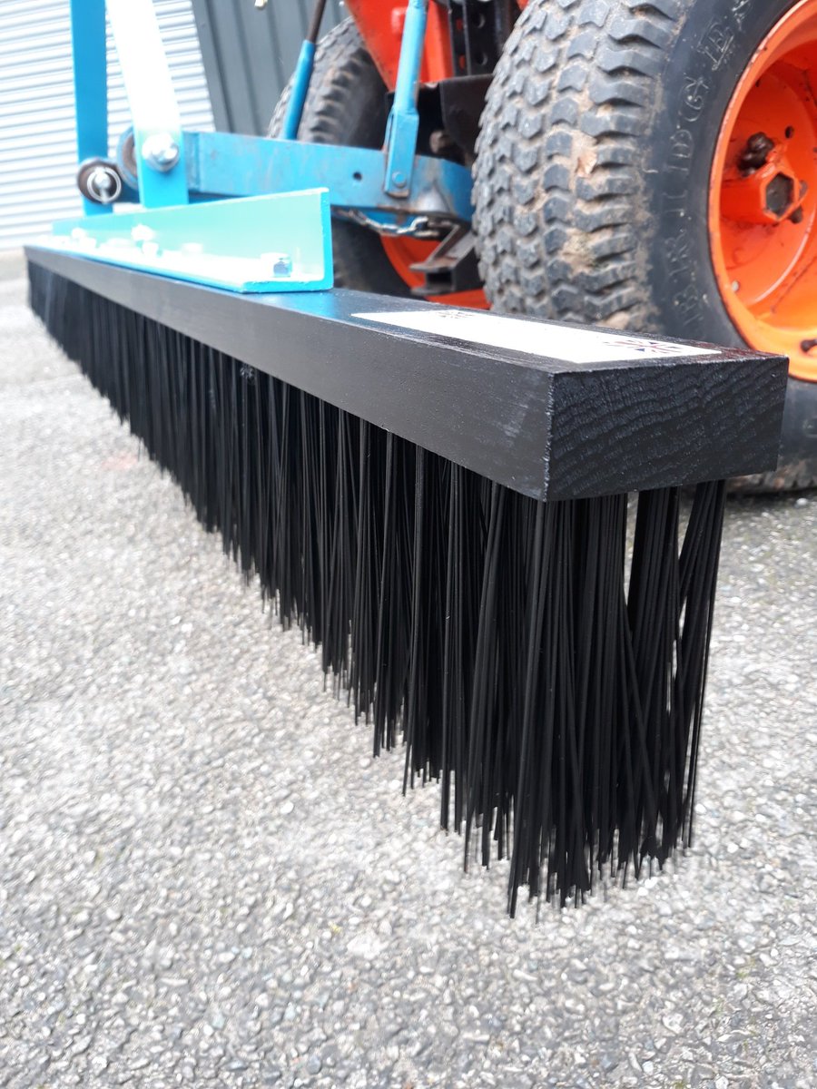 BrushesNwltd's tweet photo. Packed and sent today , a 8ft wide frame for brushing the worm casts, removing the dew for a quicker dry out. #keeponbrushing 🌱🌱 https://t.co/AUP83uGFdD