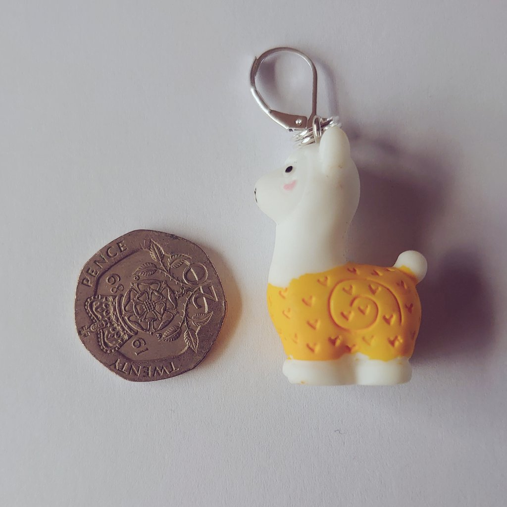 How adorable are these little Alpaca #stitchmarkers. Made with an easy to open clasp suitable for both #knitters and #crocheters. Sold as a set of 3 they make the perfect little #stockingfillers 
bit.ly/2UV9ob0
#alpaca #latteandlive #giftsforknitters #giftsforcrocheters