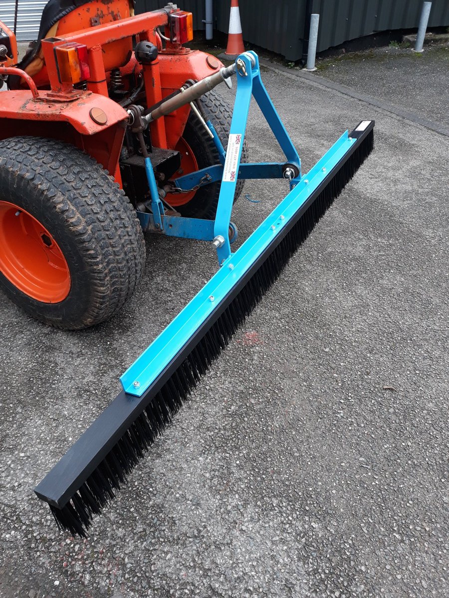 BrushesNwltd's tweet photo. Packed and sent today , a 8ft wide frame for brushing the worm casts, removing the dew for a quicker dry out. #keeponbrushing 🌱🌱 https://t.co/AUP83uGFdD