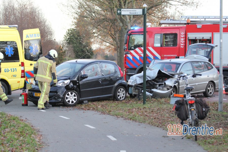 Ravage na aanrijding tussen twee personenauto's in #Klazienaveen. 112Drenthe.