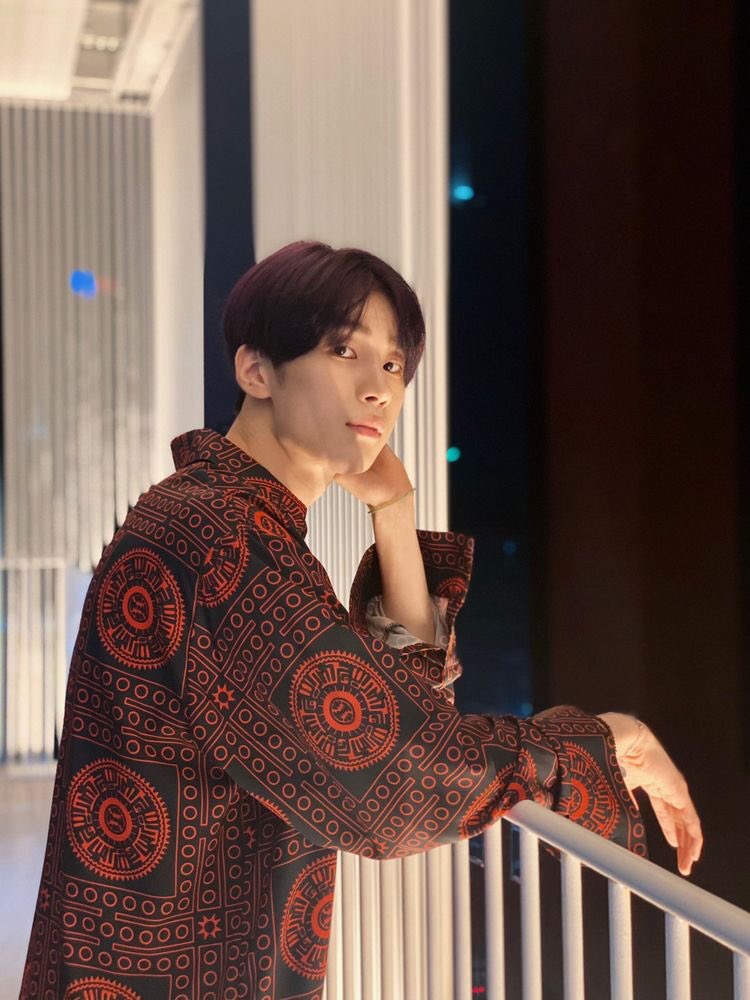 tobiurs99's tweet photo. On Air  || Ryeonseung AU

Seungwoo is a writer who doesn’t believe in happy endings, he believes that life’s reality is tragic. 

his editor decided to hire someone  that would changed his perspective, and that is Cho Seungyoun, a radio DJ who has a knack of fixing people https://t.co/JeFewkAUjU