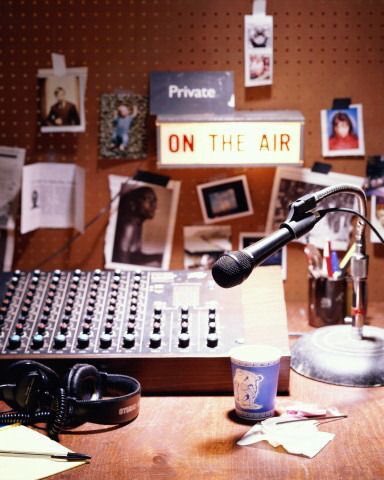 tobiurs99's tweet photo. On Air  || Ryeonseung AU

Seungwoo is a writer who doesn’t believe in happy endings, he believes that life’s reality is tragic. 

his editor decided to hire someone  that would changed his perspective, and that is Cho Seungyoun, a radio DJ who has a knack of fixing people https://t.co/JeFewkAUjU