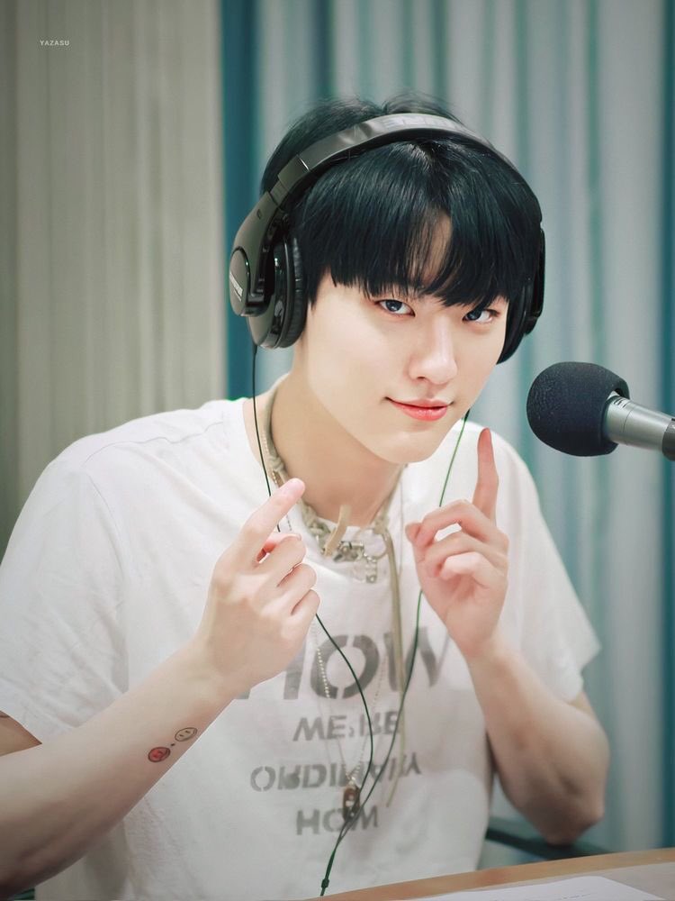 tobiurs99's tweet photo. On Air  || Ryeonseung AU

Seungwoo is a writer who doesn’t believe in happy endings, he believes that life’s reality is tragic. 

his editor decided to hire someone  that would changed his perspective, and that is Cho Seungyoun, a radio DJ who has a knack of fixing people https://t.co/JeFewkAUjU