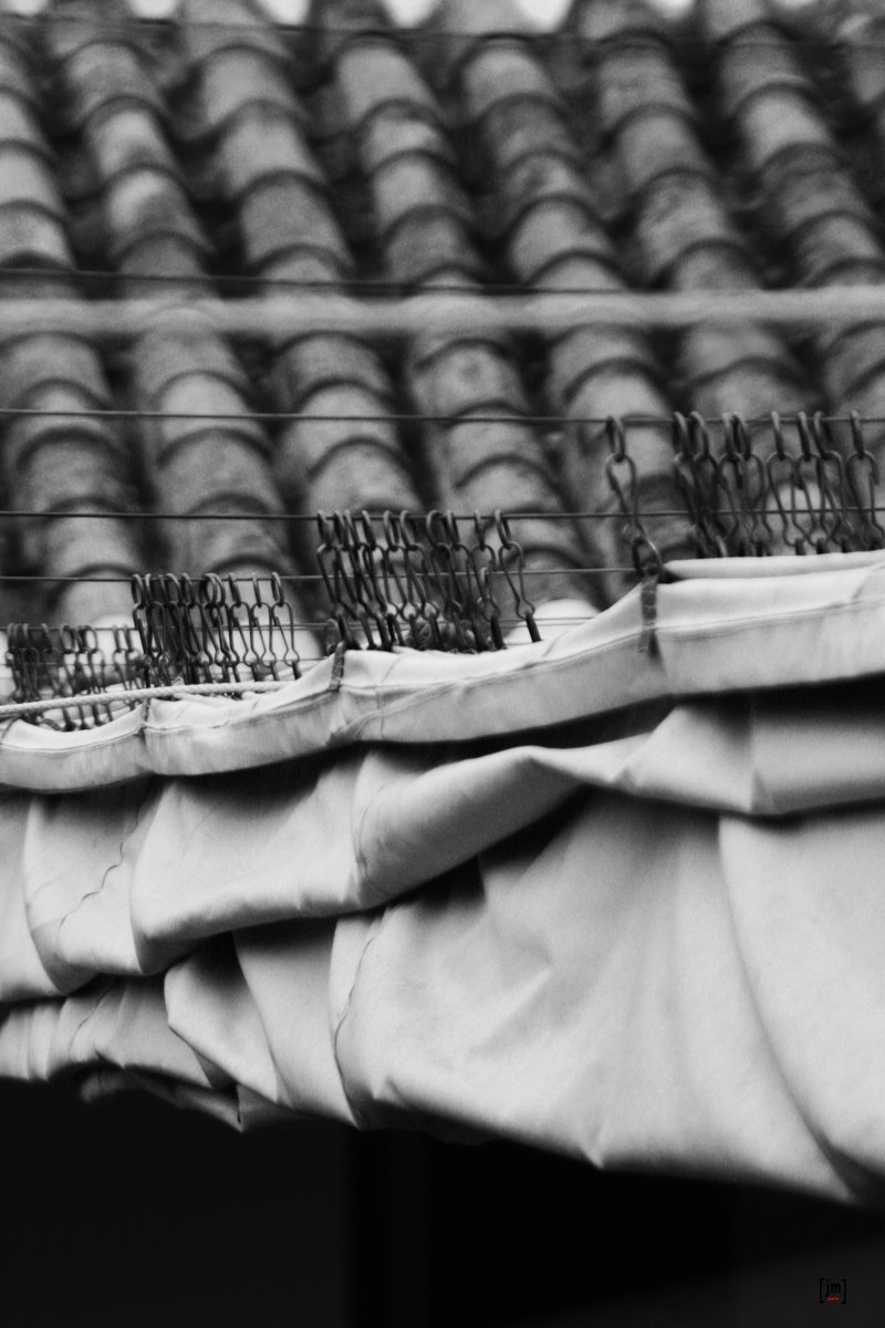 PretextosM's tweet photo. #pluja #seguim #desfase #juny #aigua #teulades #teules #primavera #lluvia #agua #noviembre #tejados #tejas #rain #weather #rainy #water #june #spring #roof #rooftiles #olympus #blackandwhite https://t.co/aFHWEvtle8