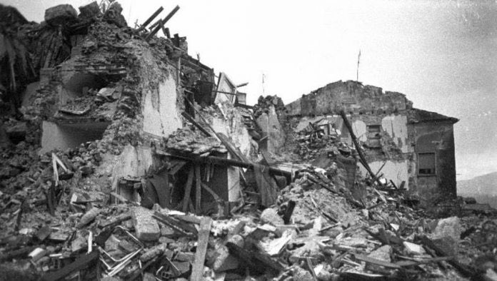 giorgio_gori's tweet photo. Nel 1980 avevo 20 anni. E quando il 23 novembre il #terremoto devastò l’#Irpinia partii con un gruppo di volontari bergamaschi per portare soccorso nelle zone colpite. Andammo a Frigento con alpini e parà. 
Durante l’emergenza #COVID di marzo da lì sono giunti aiuti e solidarietà https://t.co/7n2EFTebQ3