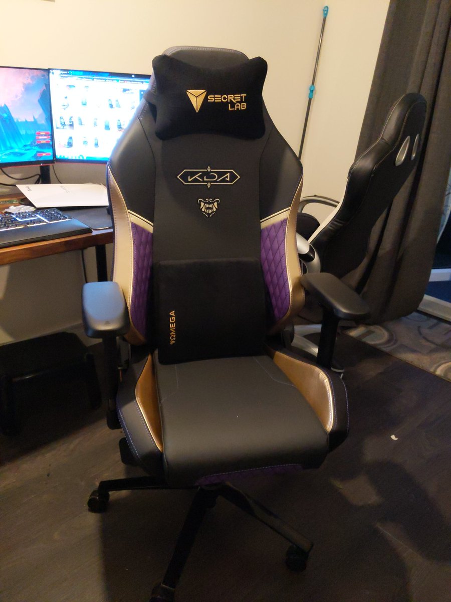 SaintMossey's tweet photo. New chair hu dis? @secretlabchairs #kda #kdachair #secretlab https://t.co/fGxpfal6yd